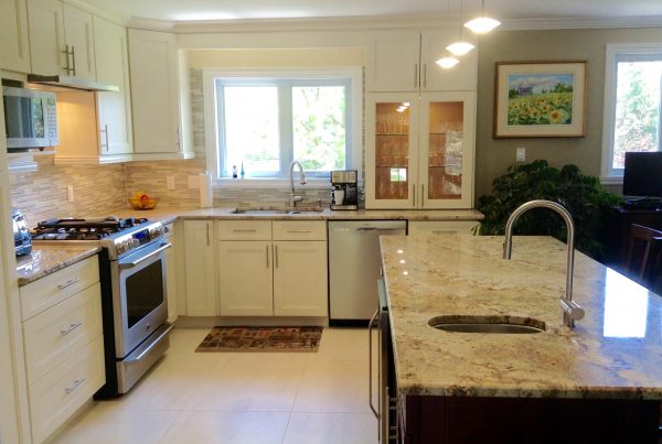 Fashion pearl and fashion bordeaux in custom kitchen