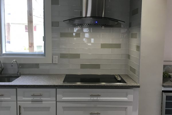Fashion white kitchen cabinet with stove top and hood